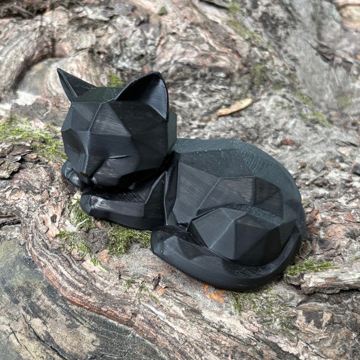 Фігурка чорного кота Low-Poly