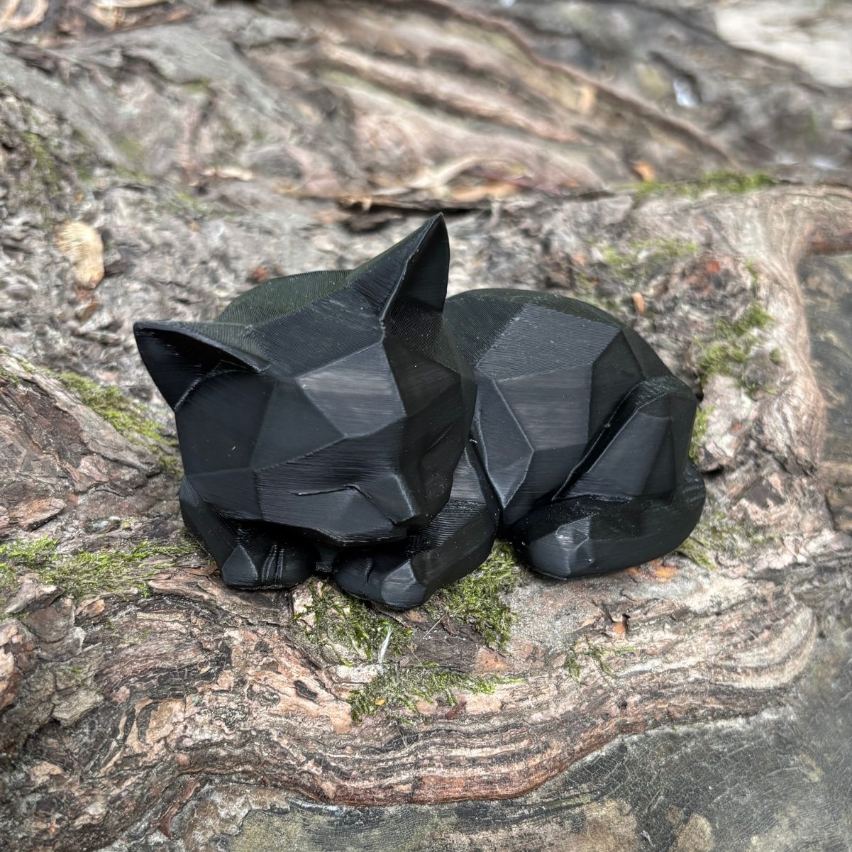 Фігурка чорного кота Low-Poly