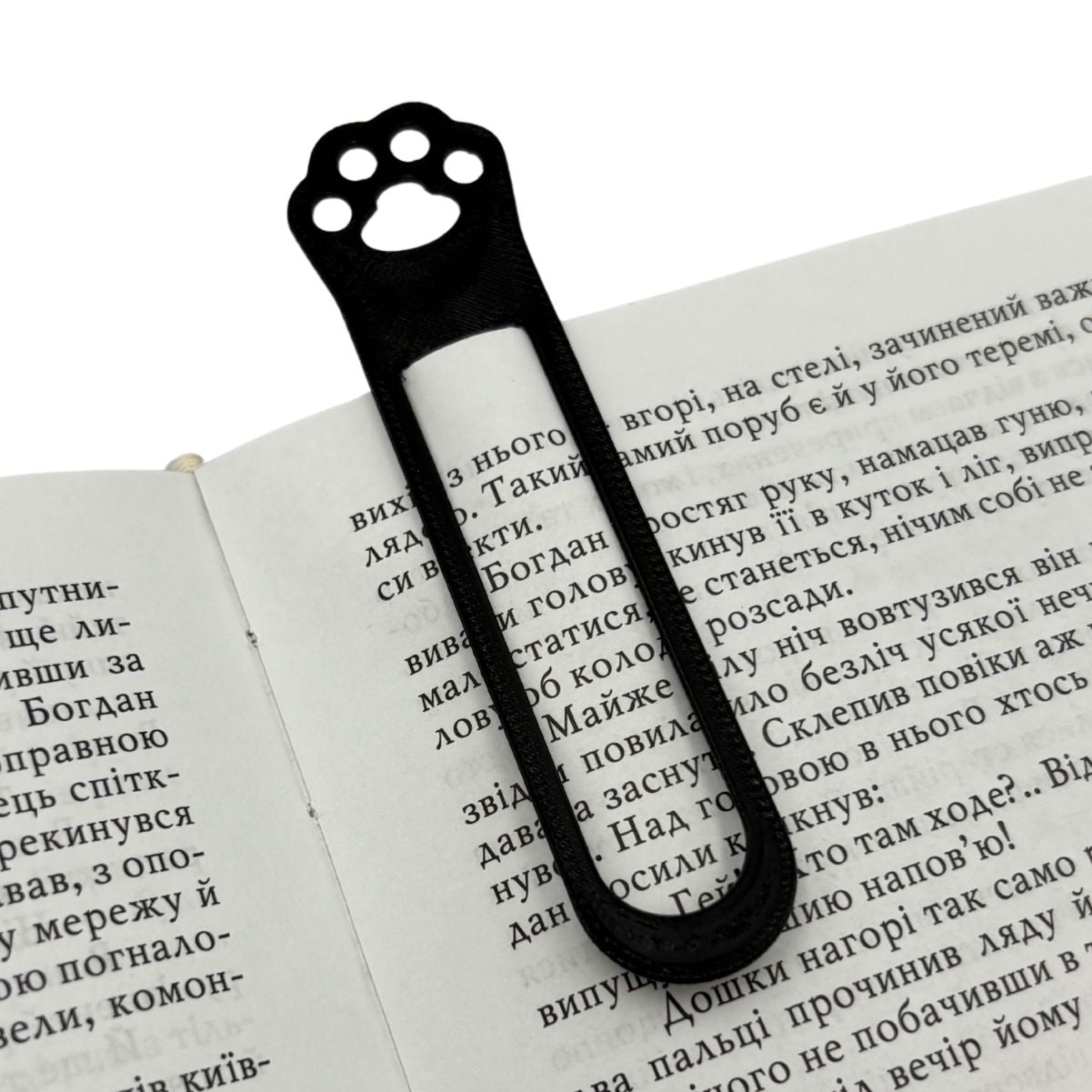 Закладка з котячою лапкою