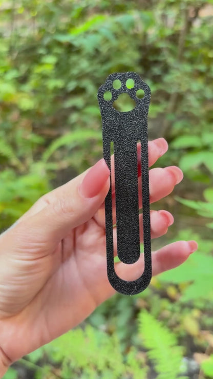 Закладка з котячою лапкою